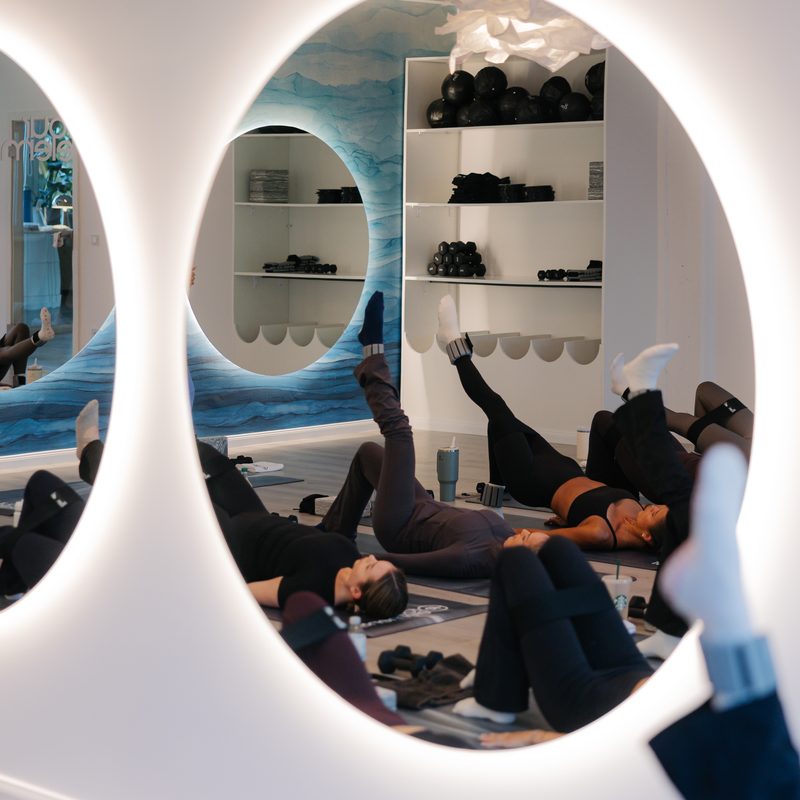 Full Body Sculpt: Spiegel der Wellenwand mit Blick in die Class