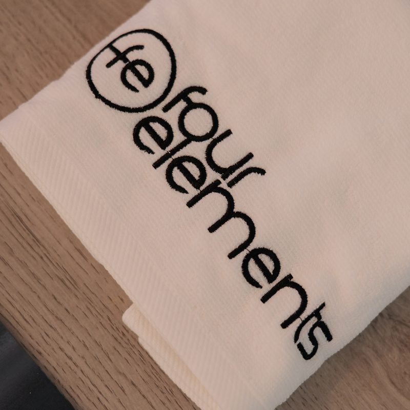 Intense Flow: Handtuch mit dem Four-Elements-Zeichen