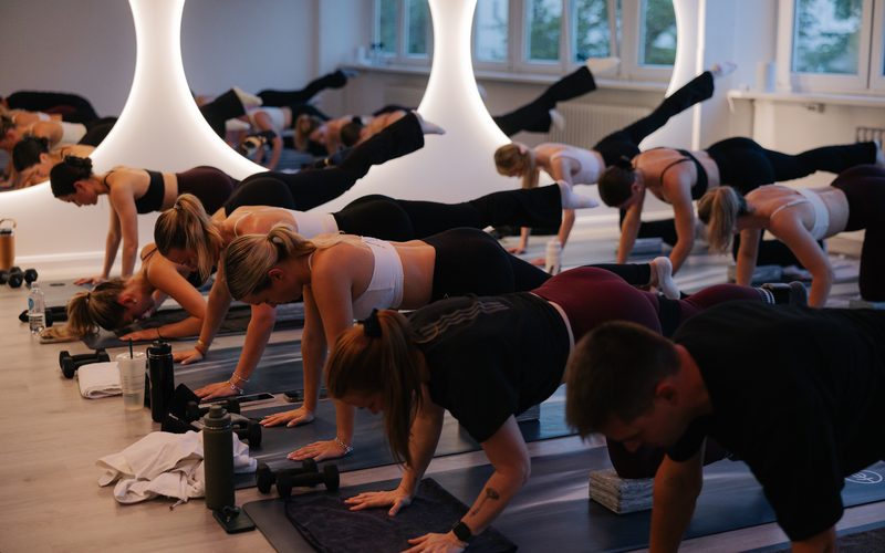 Plank-Reihe in der Class vor den runden Spiegeln im Studio am Mühlenkamp